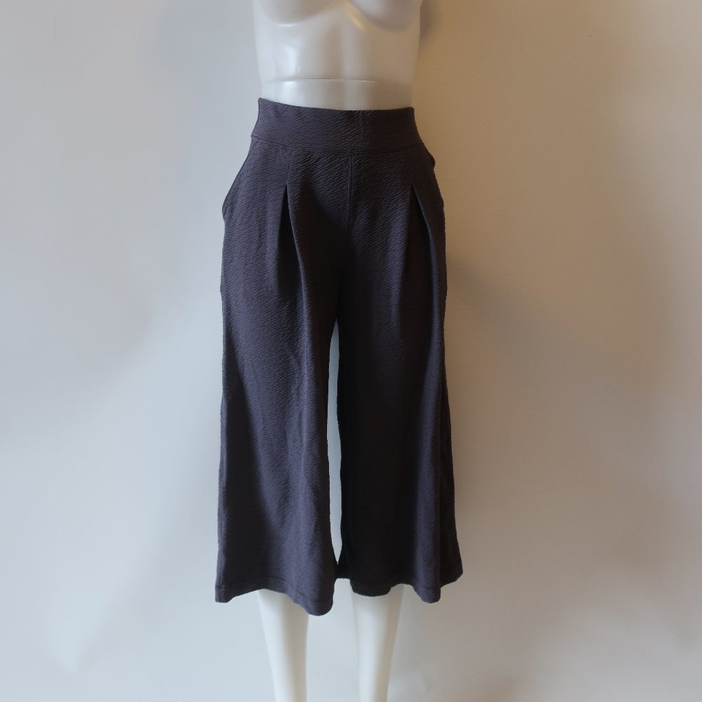 NWT LULULEMON GREY PLEAT CROP PANTS 6 * - Picture 2 of 10